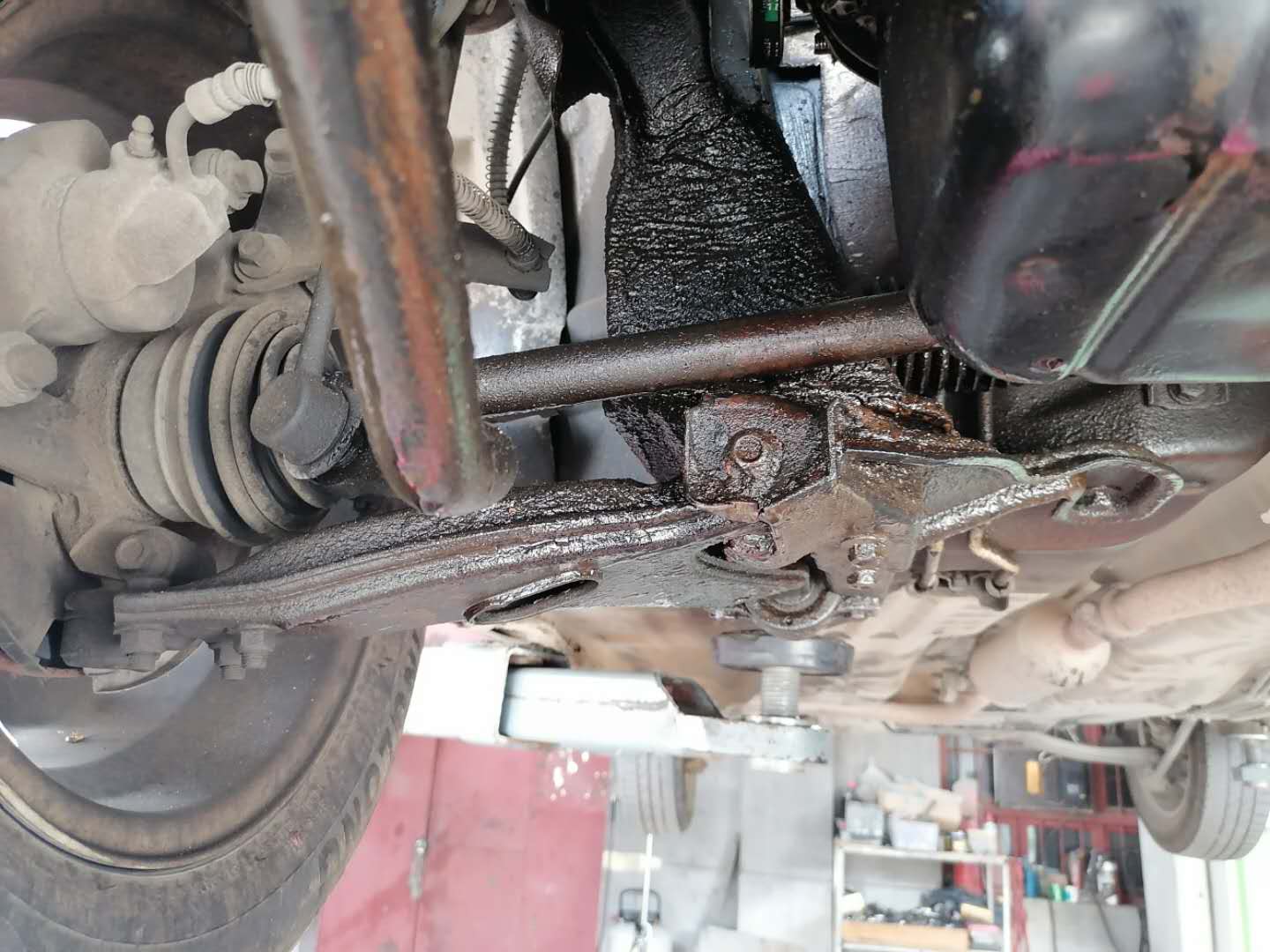 发动机漏油维修费用明细表,发动机漏油花了3000