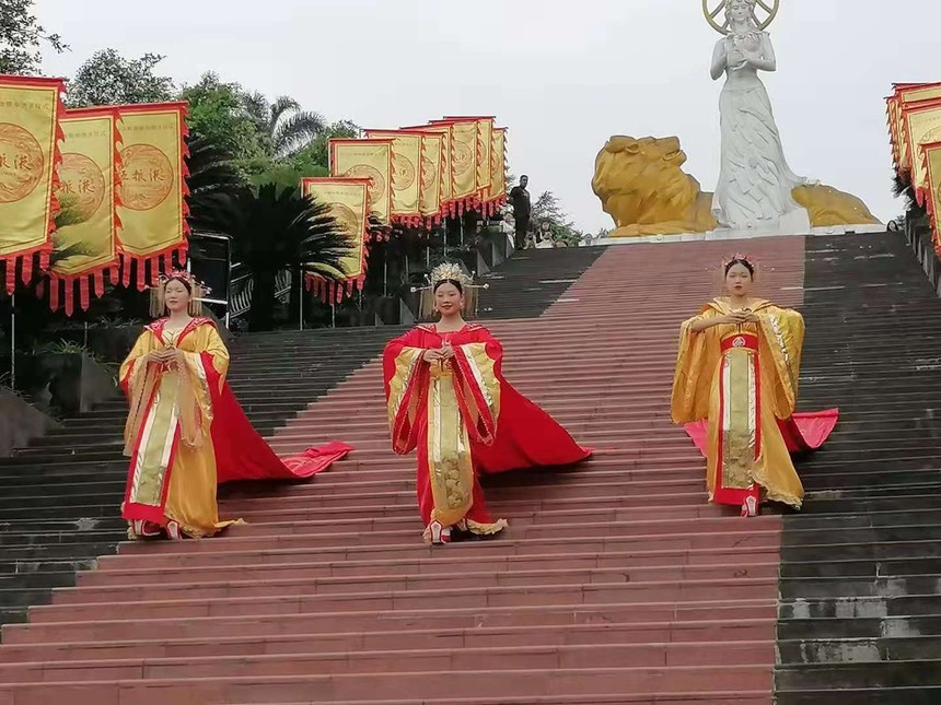 “名酒+名烟”的生动实践——兰州同利公司五粮液文化之旅侧记