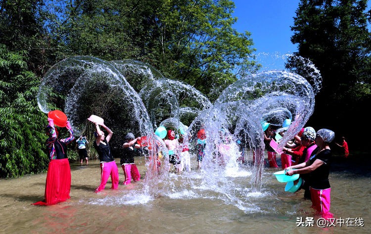 2020汉中水上表演,城固二里泼水