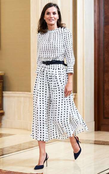 西班牙王后莱蒂西亚着装2019,西班牙王后莱蒂齐亚优雅穿搭