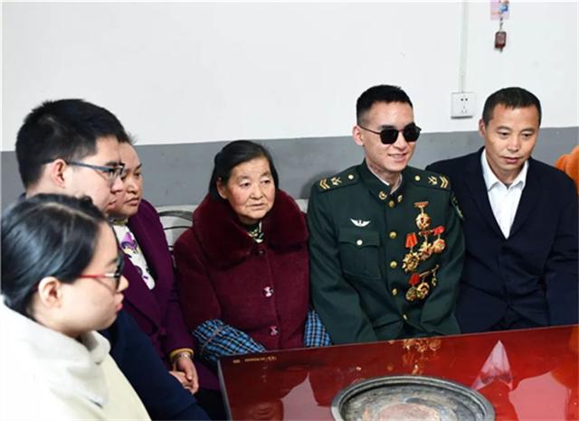 排雷英雄杜富国奖励了多少钱,排雷英雄杜富国现在的待遇如何