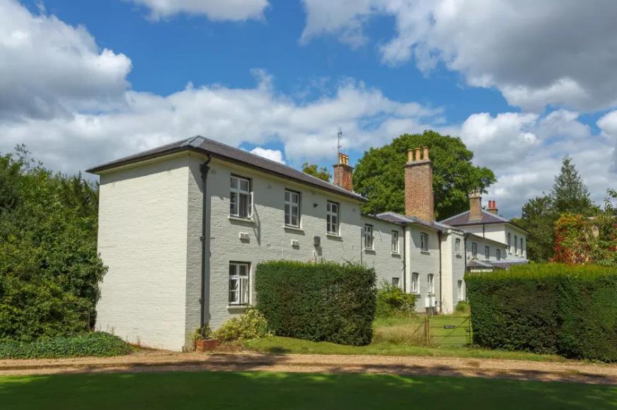 当王室成员打开大门在家里拍照时,我们才终可以一睹他们的豪宅