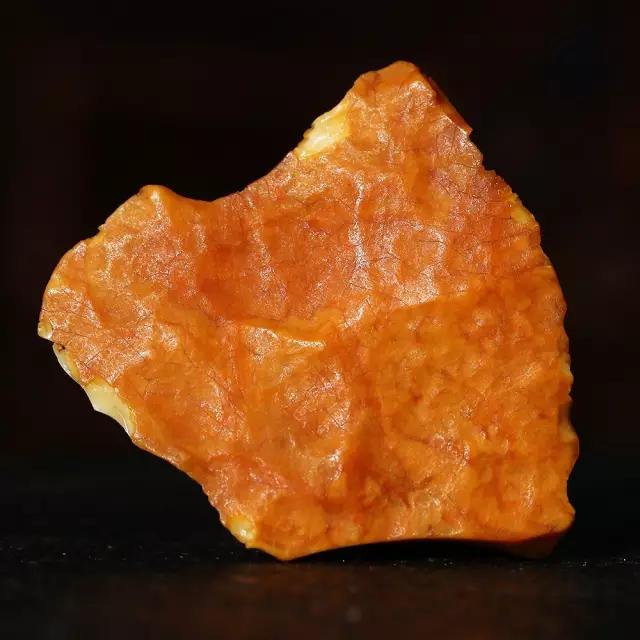 刚买回来的蜜蜡有裂痕有没有事,蜜蜡为什么没有碰就裂开了