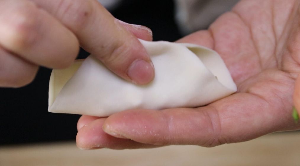 家庭版茄子馅饺子家常做法 (如何在家制作茄子馅饺子)