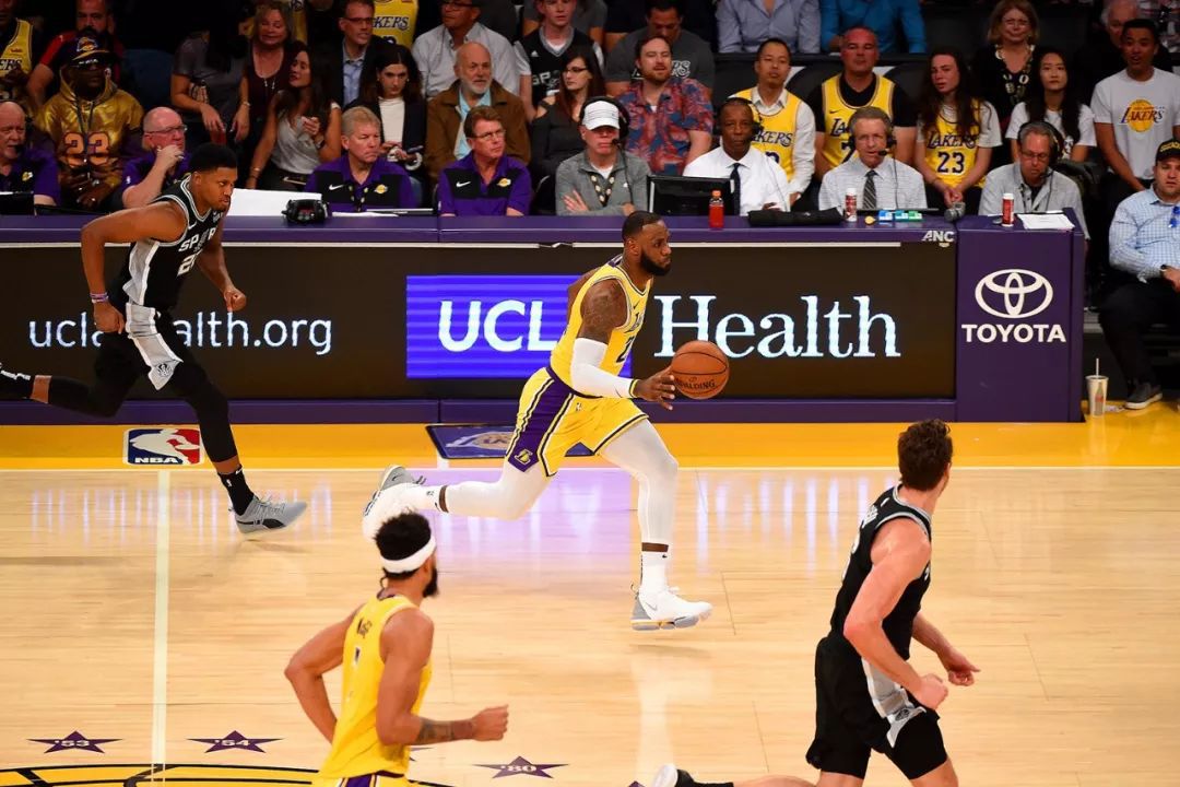 纠结詹姆斯是不是控卫，阿尔德里奇打不打5号位，没有任何意义