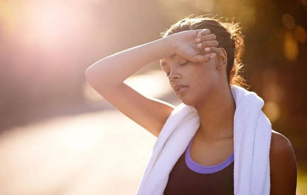 裤上黄黄的还有异味是怎么回事,女裤老是发黄是什么原因