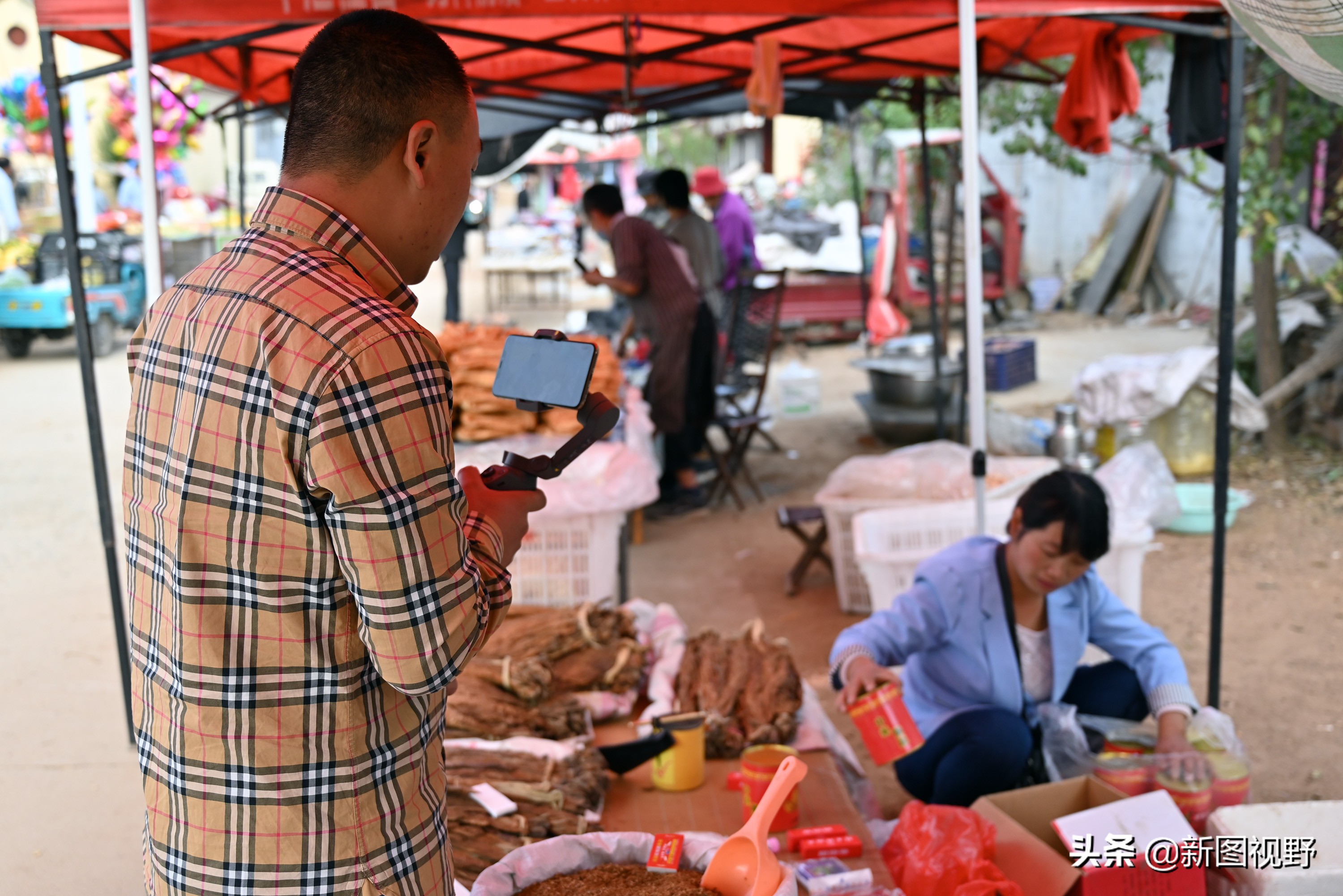 男子拍短视频赚70万,男子回乡创业视频