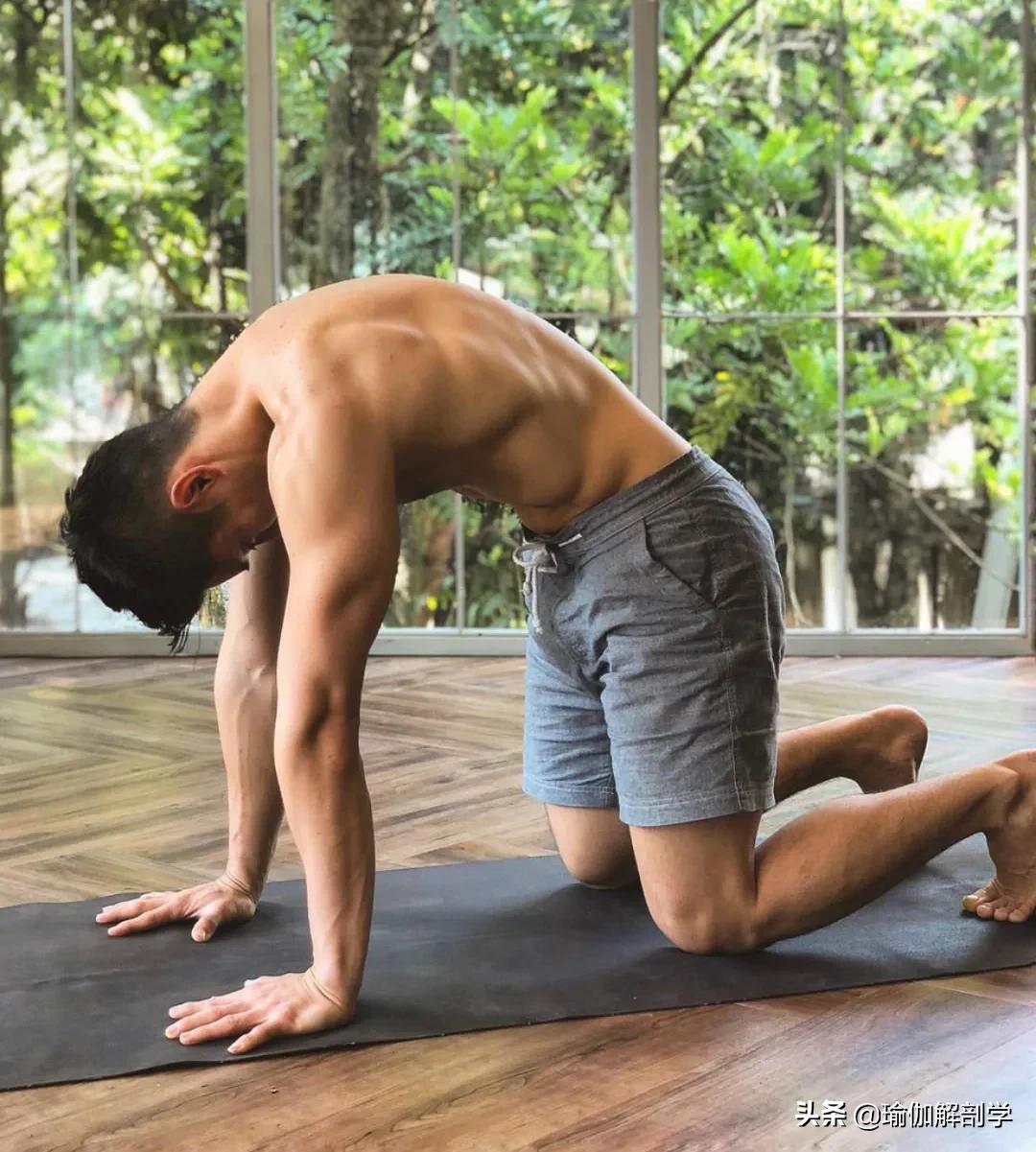 自律练瑜伽的男士,坚持练习瑜伽的男人刚柔并济