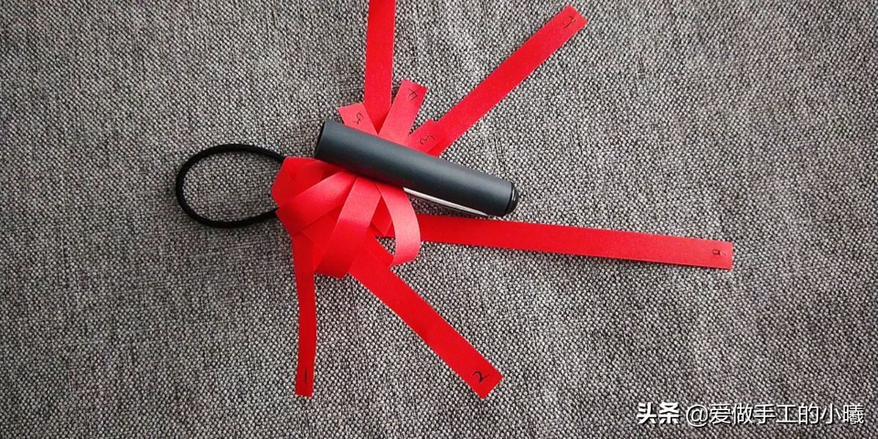 用折星星的纸条做灯笼,用纸条折红红的小灯笼