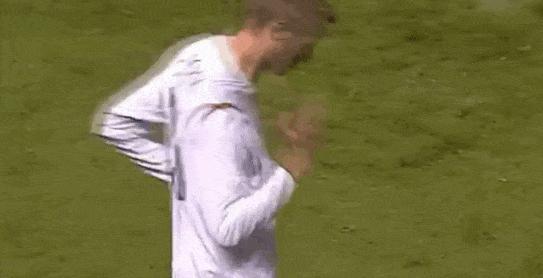 足球庆祝动作梅西和小罗,c罗滑跪庆祝梅西进球