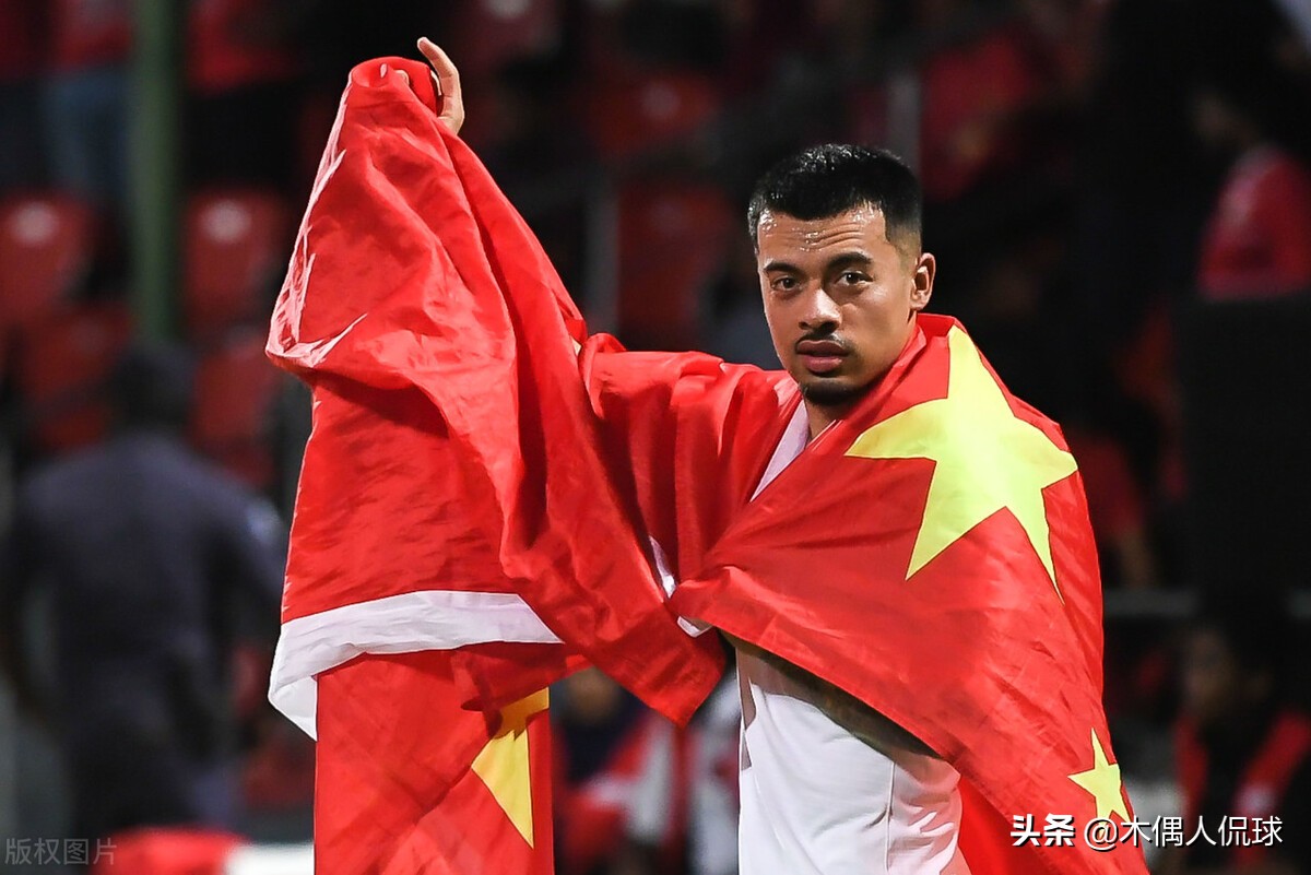 李铁续约，国足12强赛阵容大换血？5归化唱主角，89黄金一代淡出