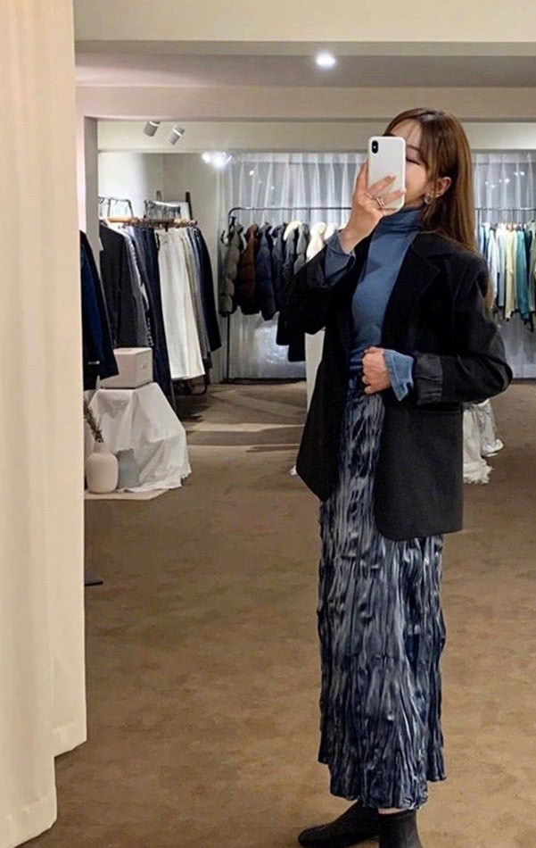 穿条背带就敢出门，侧身时让人倒吸一口气