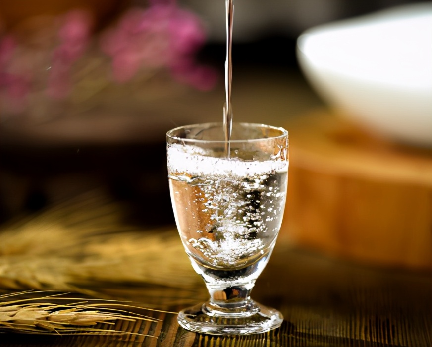 酒友推荐纯粮酿造好喝不上头,超市里的四种酒