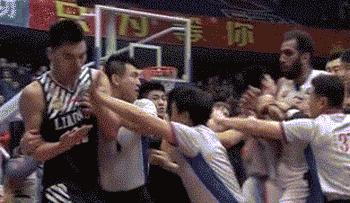 足球场上吐痰不怕滑铲弄到身上吗,足球场上吐痰不嫌脏吗