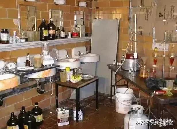 黑帮里面的钱和武器,黑帮用的东西是什么