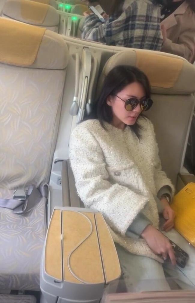 飞机头等舱偶遇张雨绮,张雨绮机场照曝光