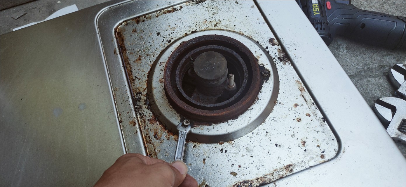 煤气灶松手就灭火怎样修理,煤气灶点着火老是灭怎么快速解决