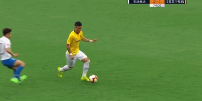 球员受伤后对手继续进攻,伤病影响到的足球巨星都有谁