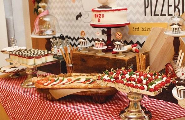 “这是要继承王位？”家长给宝宝办百日宴，网友：贫穷限制了想象