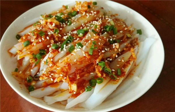 南方的凉粉和北方的凉粉不同,热天来一碗正宗的凉粉感觉爽极了