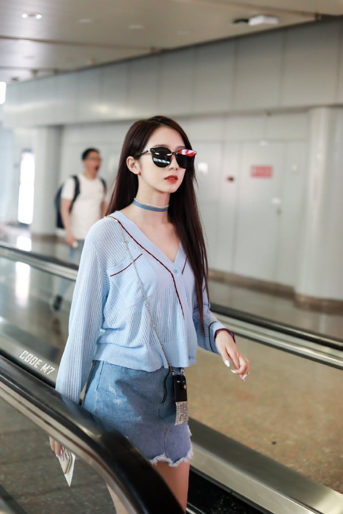 孟美岐红色连体衣,孟美岐穿黑色连体衣