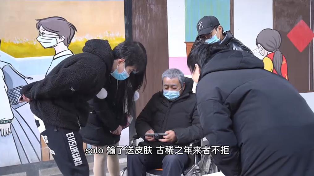 96岁中路老头打王者荣耀长视频,70岁老大爷街头单挑王者