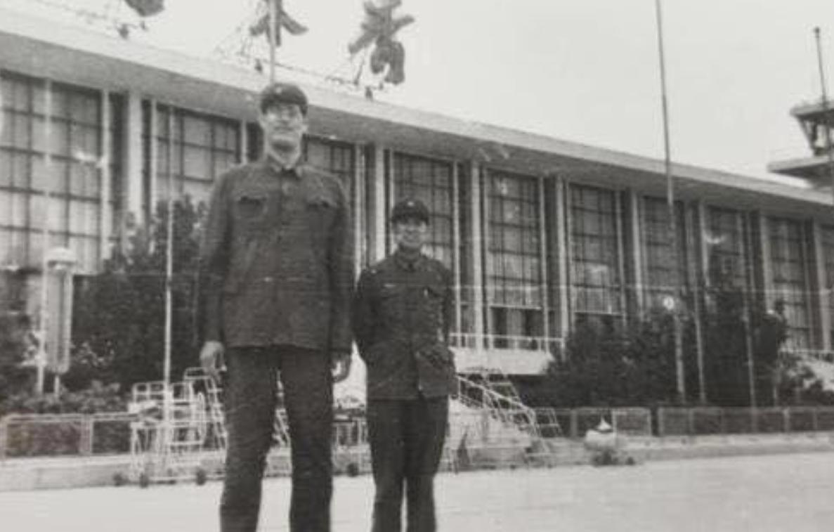 穆铁柱葬礼现场,郑海霞穆铁柱巨人症