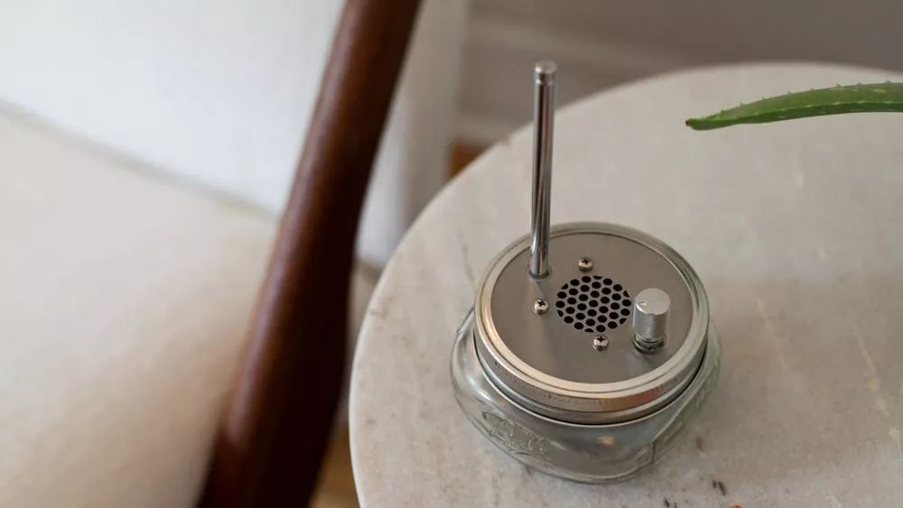 将电台频率固定在玻璃罐子中，这样的收音机是怎样研发和定价的？