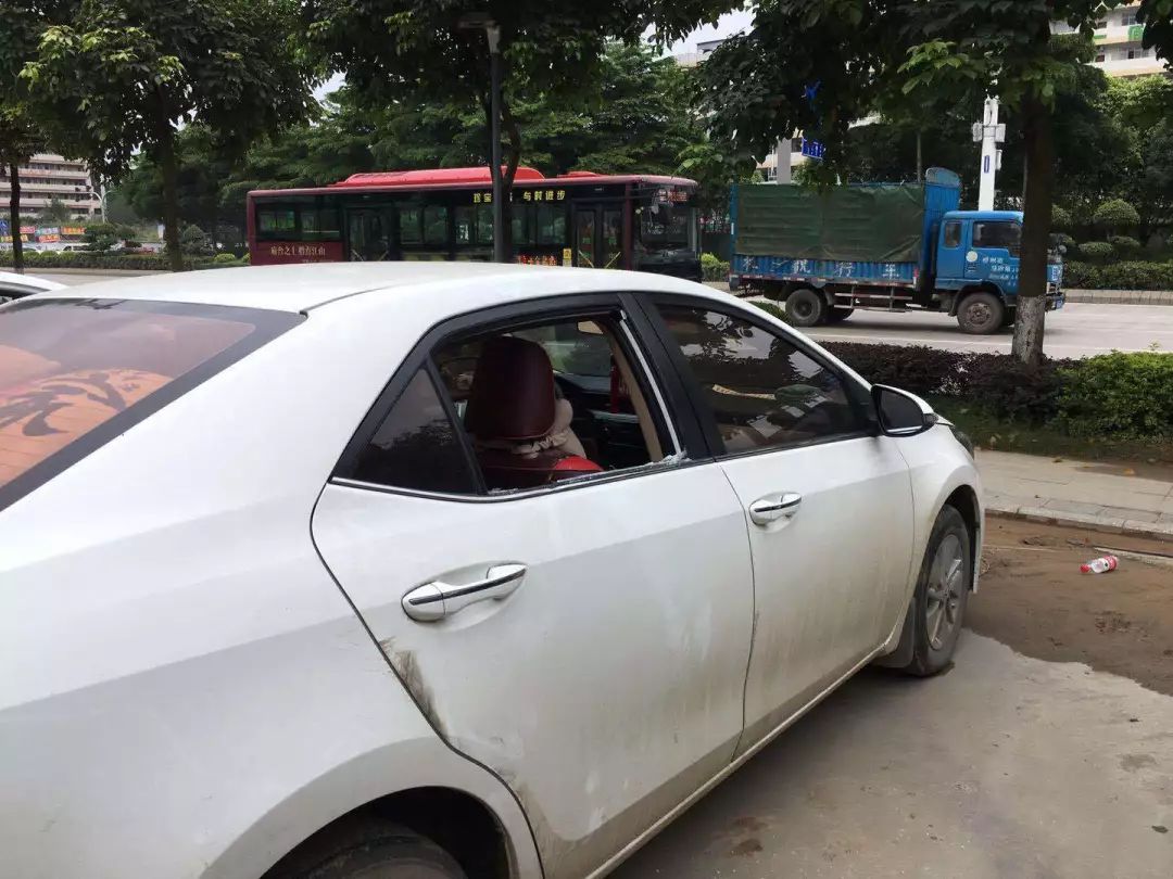 车钥匙被锁车里怎么打开玻璃,车钥匙被锁在车里怎么办大众