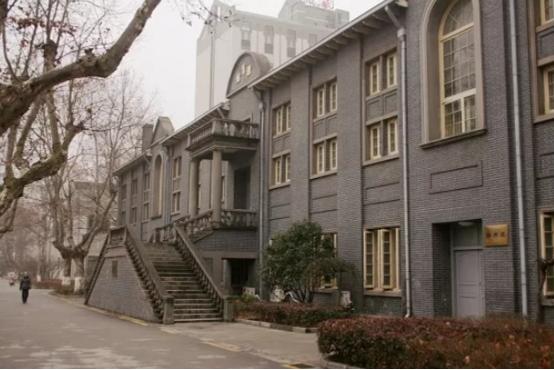 这所“魔法学校”火了!百年底蕴加持,走出200余位院士、多部影视剧来取景