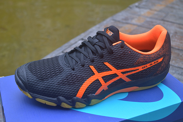 亚瑟士刀锋6代测评,亚瑟士刀锋7羽毛球鞋测评