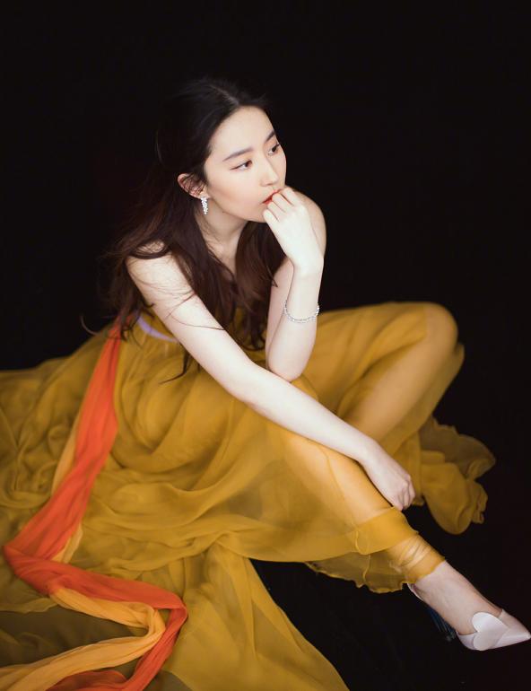 淡黄的长裙蓬松的头发是什么歌词,淡黄的长裙蓬松的头发歌名是什么