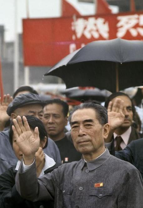 美国记者与周恩来握手，故意掏手帕不停擦手，周总理一招轻松反击