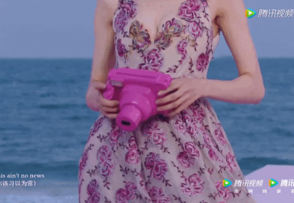 金晨瘦背瘦手臂,金晨又成功穿出三七分比例身材