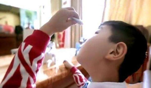 宝宝不小心打破体温计放进嘴巴,宝宝不小心把体温表水银咬碎