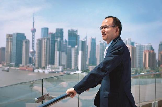 穷小子3万元创业，现在身价超400亿，成为上海首富，却离婚另娶