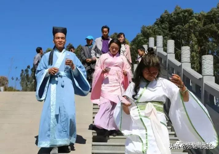 太热闹!弥勒花海、人海、车海、舞海...这些人上镜了!