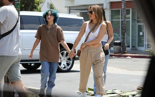 詹妮弗洛佩兹inthemorningmv,詹妮弗洛佩兹身穿蓝色运动套装