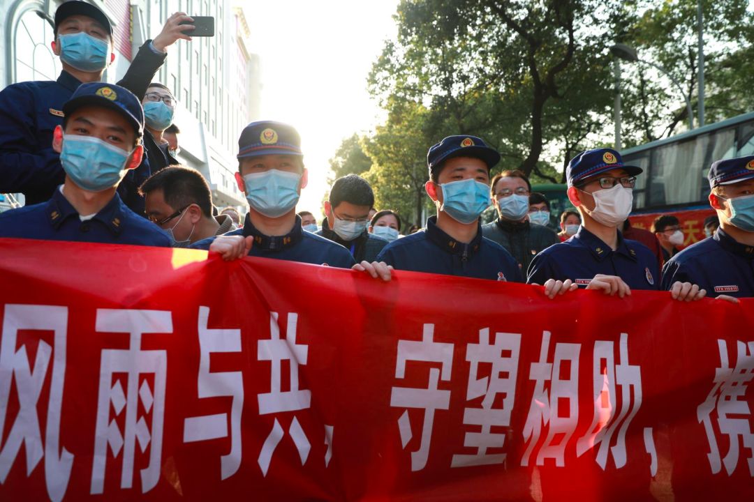 你有多美这首歌怎么唱,义无反顾地来依依不舍地走的句子