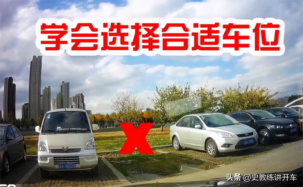 倒车时陷入坑里，新手司机如何给油，才能避免车辆失控？