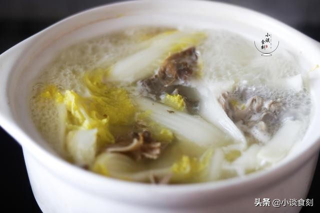 电砂锅炖骨头汤的正确做法,砂锅奶白骨头玉米汤