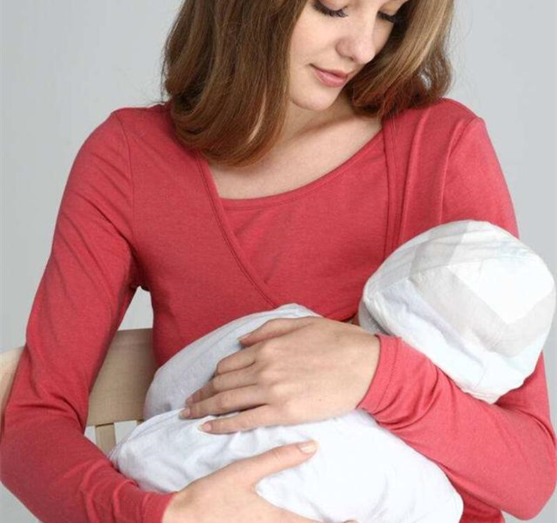 如何照顾新生婴儿第一个月,刚出生一个月的婴儿应该怎么照顾