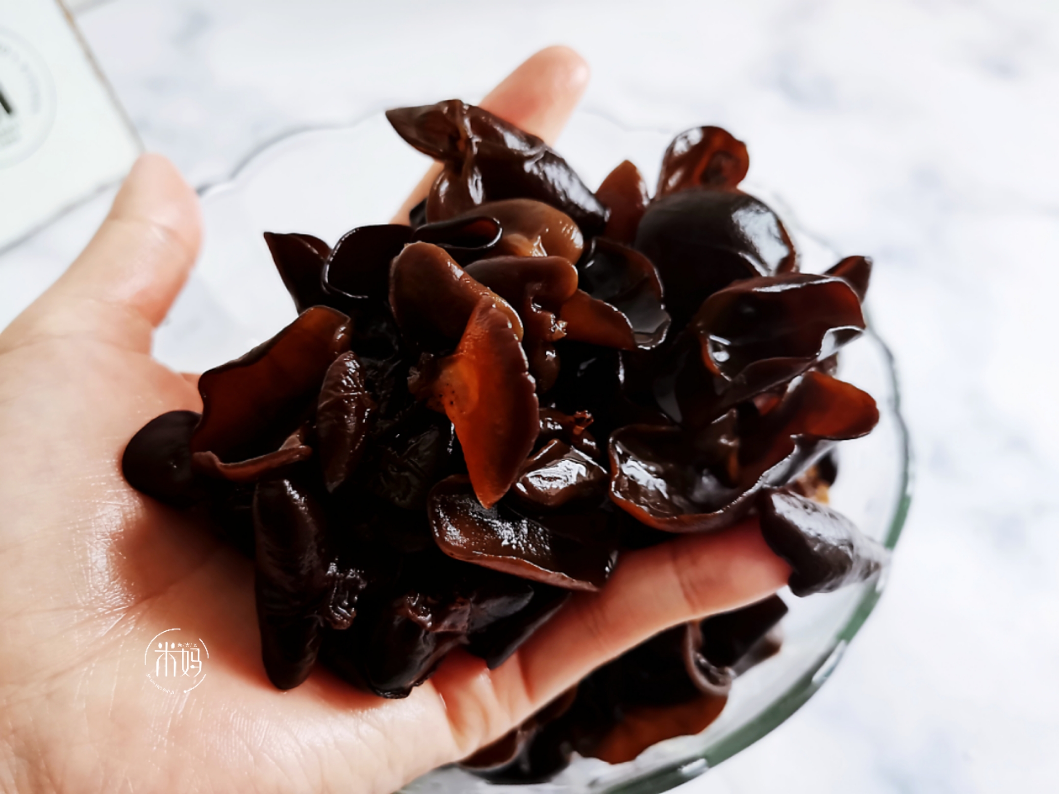 干木耳用冷水泡还是热水泡比较好,教你窍门别再用热水泡木耳了