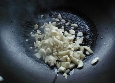 为什么吃大蒜会肚子疼,为什么吃大蒜会出现恶心