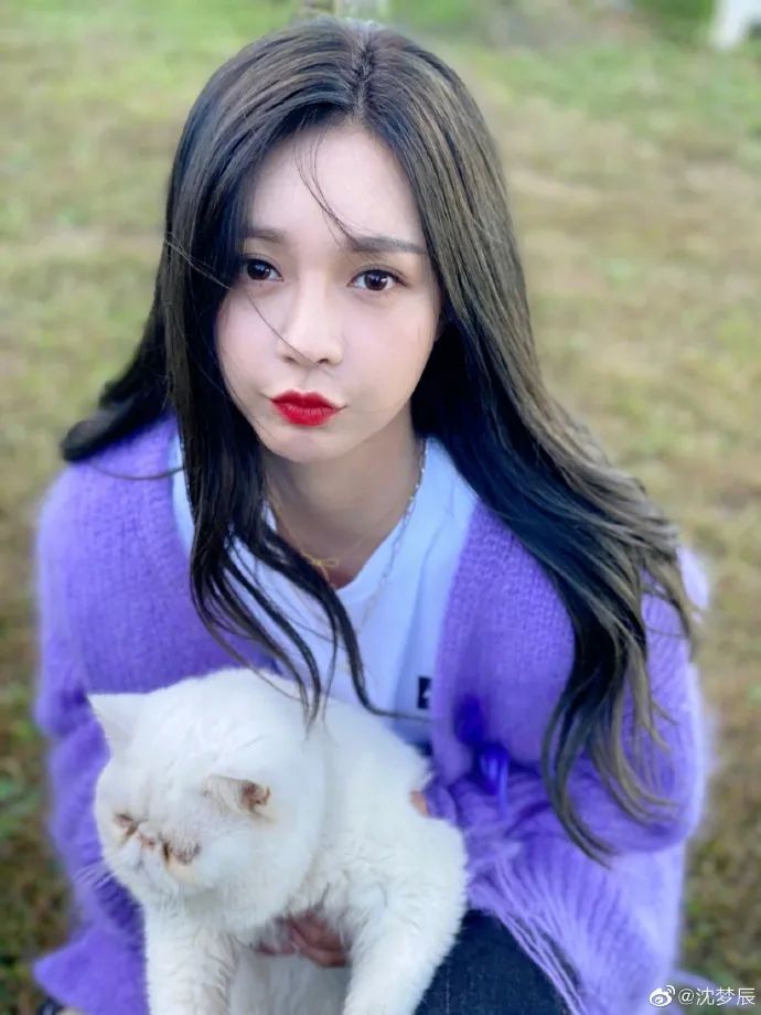 周扬青造型被吐槽脖子短,周扬青深夜晒发照片