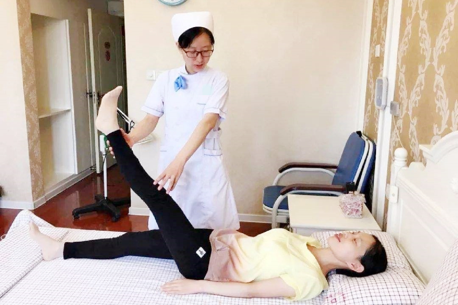 应采儿谈二胎原因,应采儿腰痛到哭