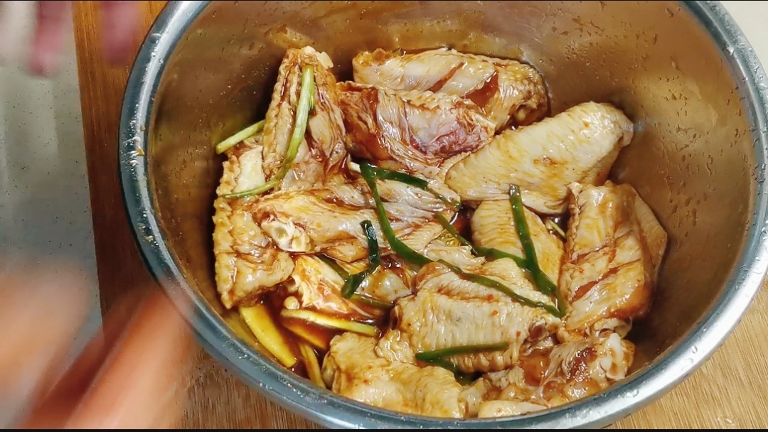 鸡翅裹面包渣怎么煎视频,鸡翅裹粉怎么裹