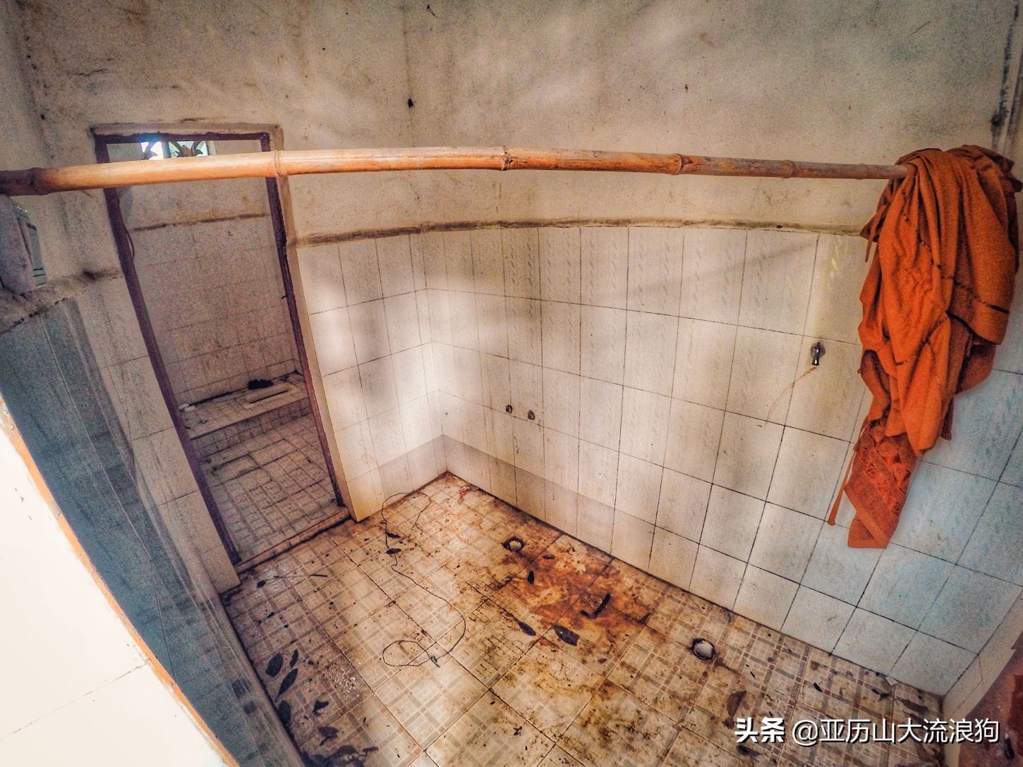 中缅边境的佛寺,旅途中遇到藏区僧人