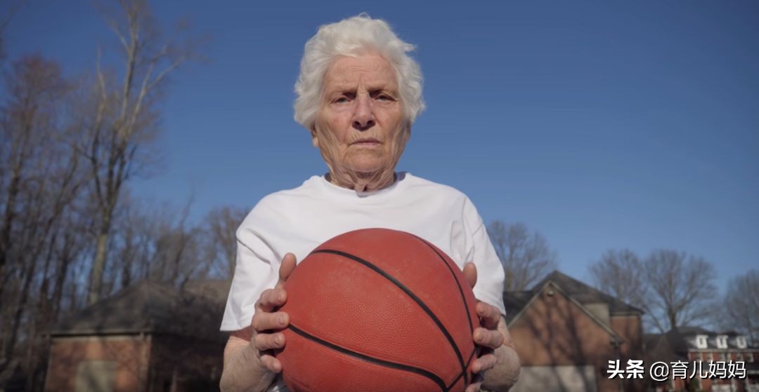 93岁奶奶恶搞27岁孙子一夜爆红！千万网友实力围观：奶奶太坑了！