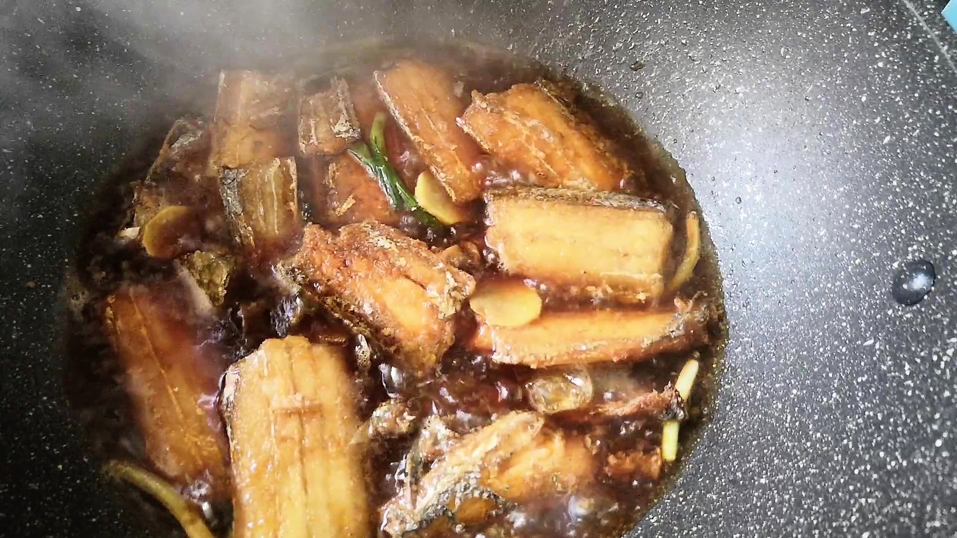 家常红烧带鱼甜口的怎么做,简单又好吃的红烧带鱼怎么烧